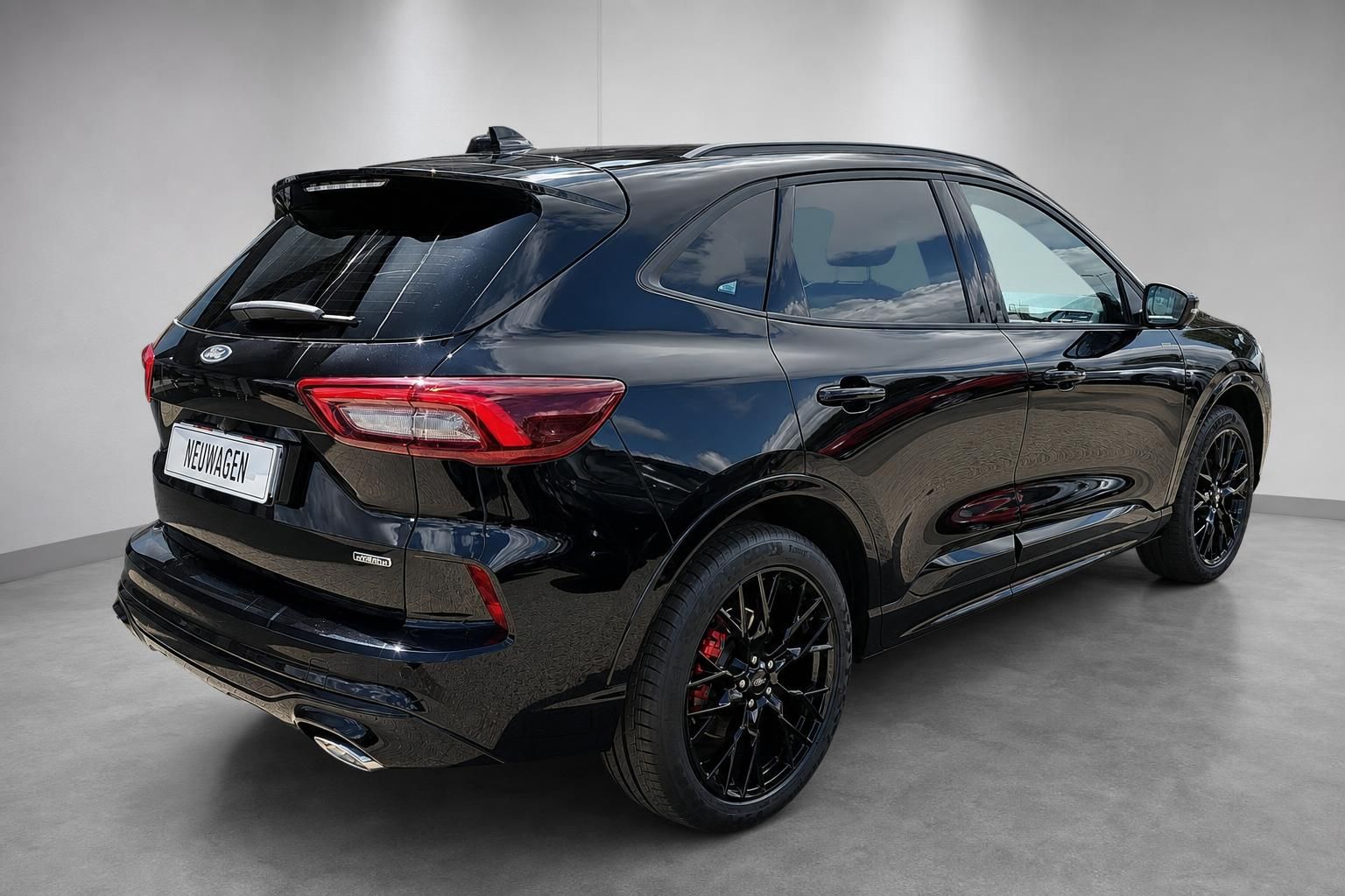 Ford Kuga schwarz Heck-Seitenansicht mit schwarzen Felgen