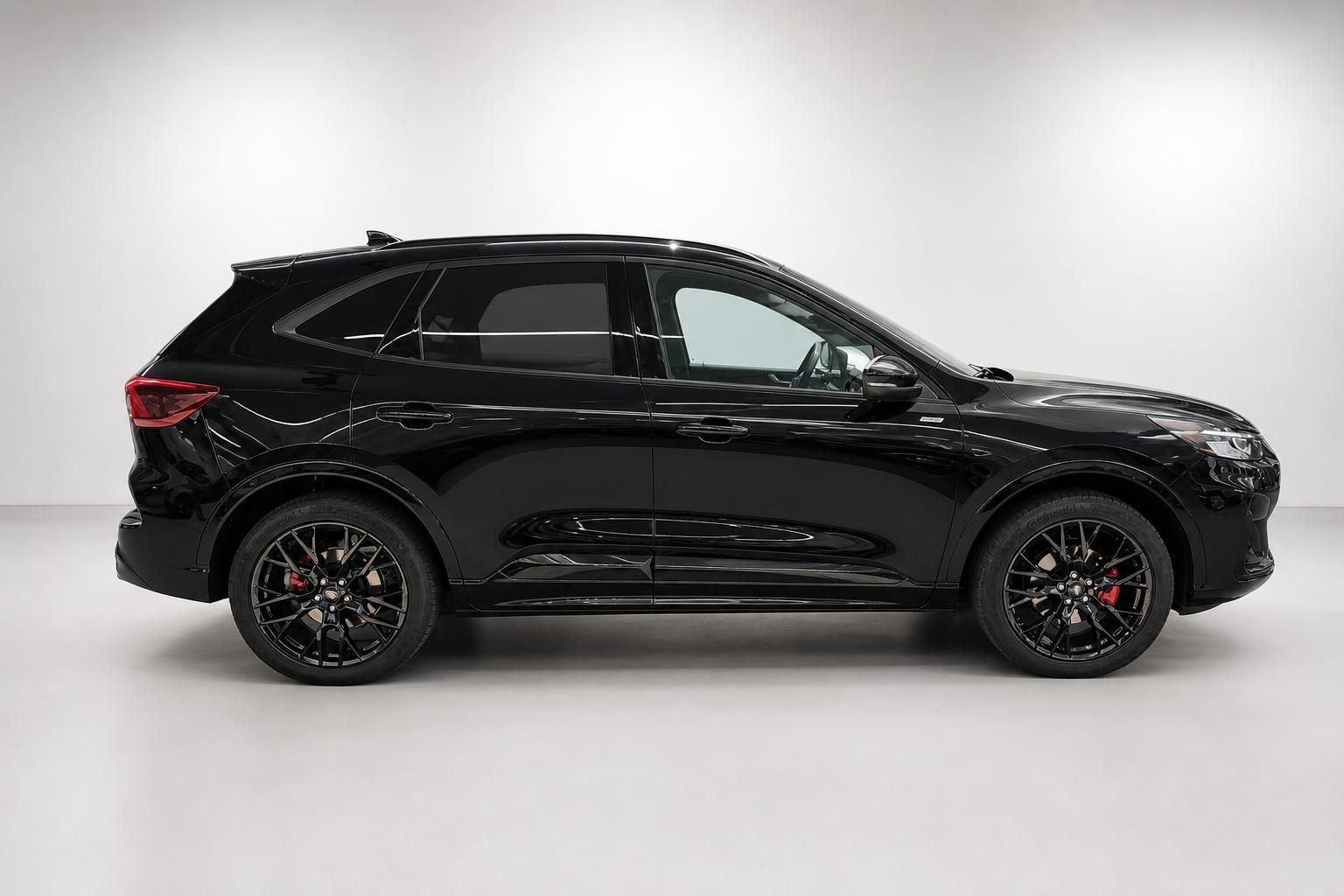 Ford Kuga schwarz Seitenansicht Studioaufnahme SUV