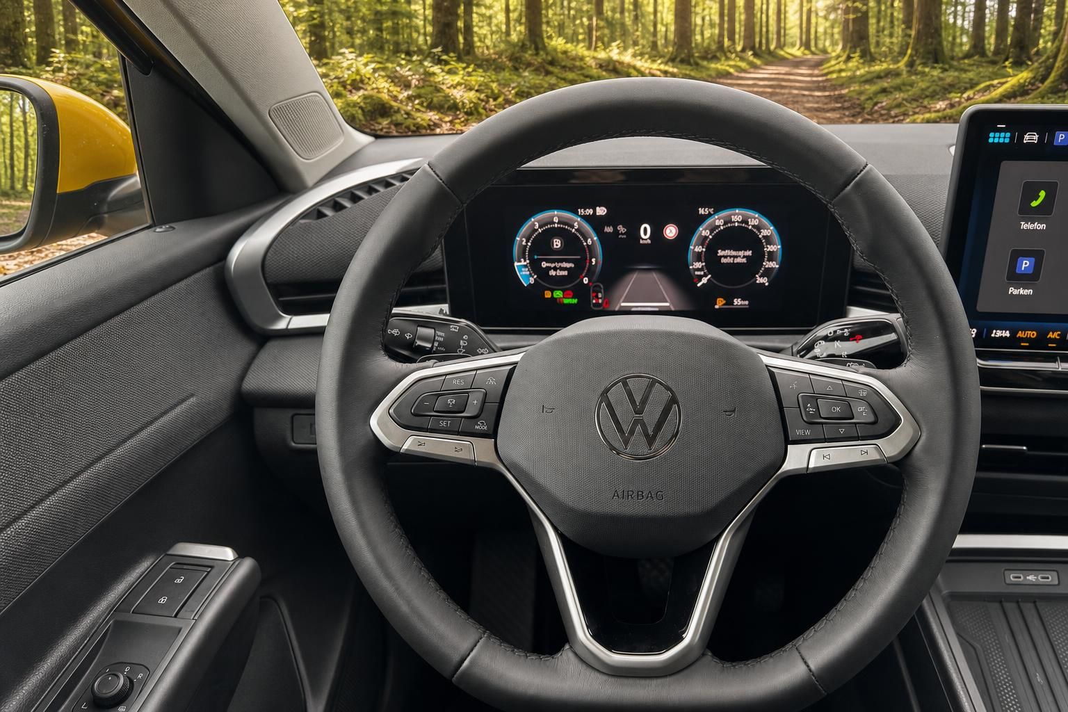 VW Lenkrad mit digitalem Cockpit und Armaturenbrett im modernen Fahrzeuginnenraum