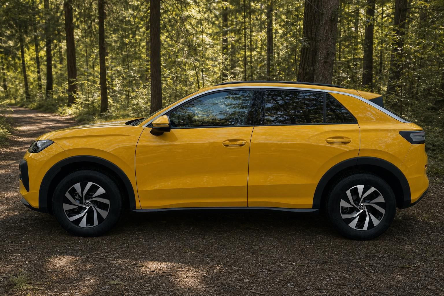 Gelber Volkswagen SUV Seitenansicht - kompaktes Crossover-Fahrzeug mit Allradantrieb im Waldambiente
