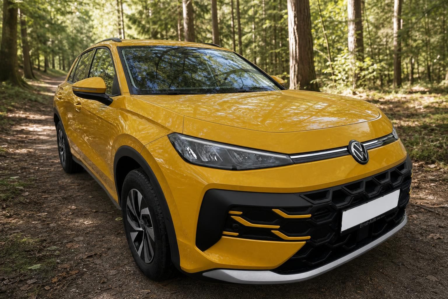 Gelber Volkswagen SUV Schrägansicht vorne - elegantes Elektroauto mit LED-Scheinwerfern und VW-Logo