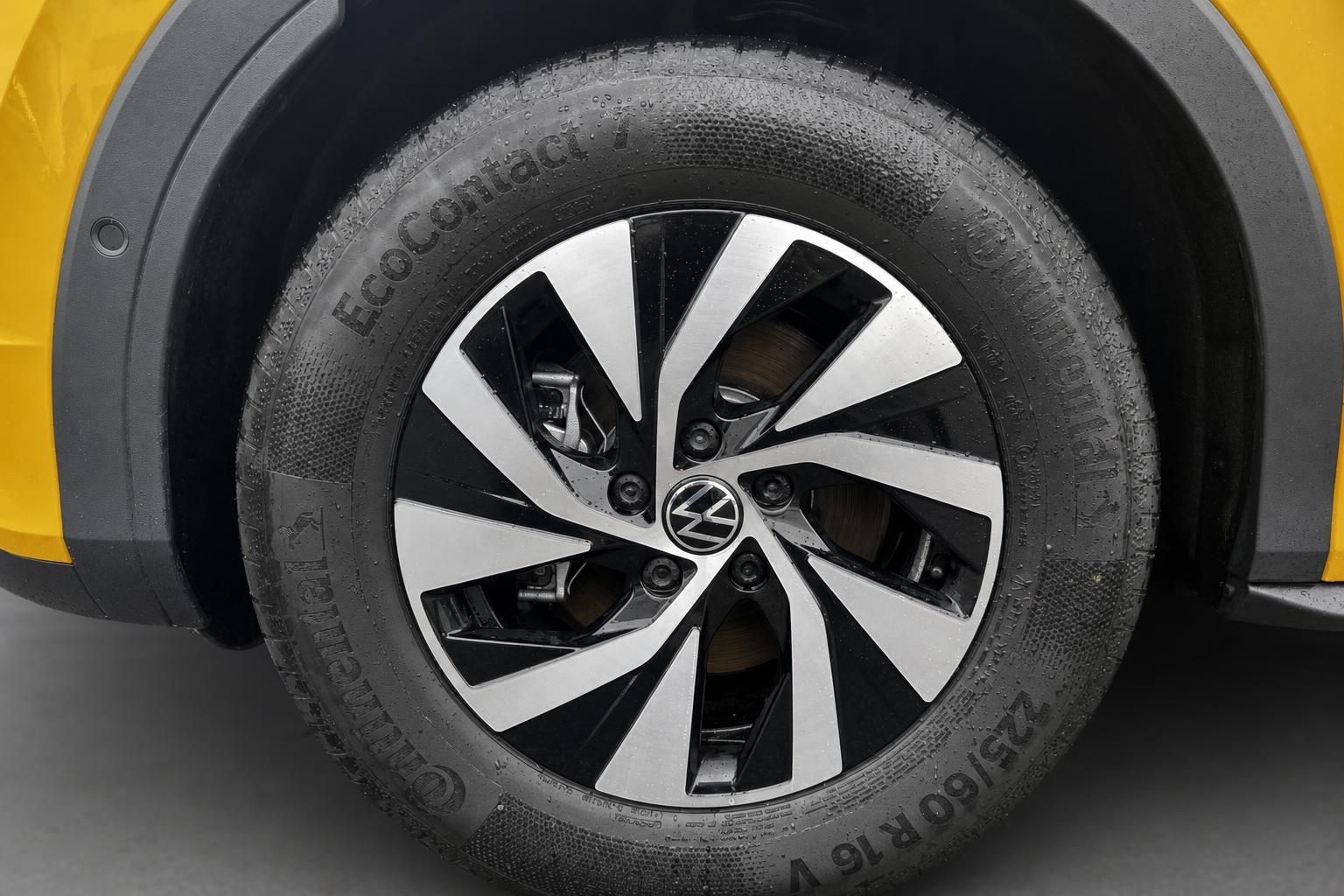 Volkswagen Aluminiumfelge mit Continental EcoContact Reifen - hochwertiges Rad mit VW-Emblem