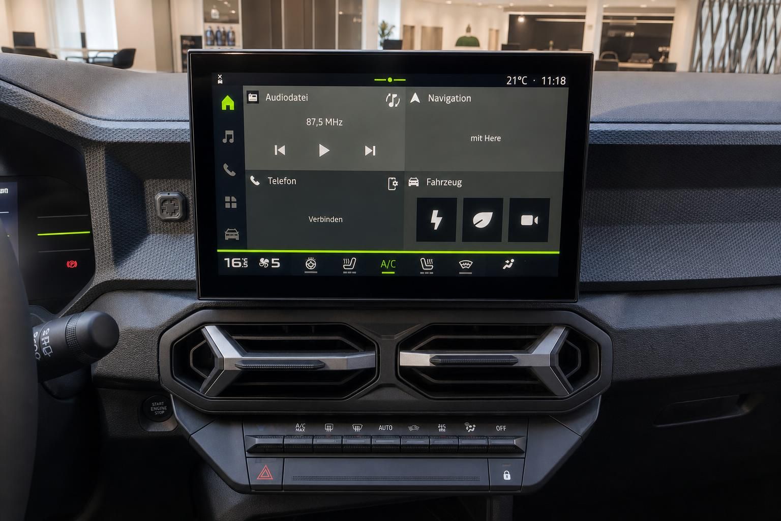 Dacia Touchscreen Infotainment Display mit Navigation, Audio und Klimasteuerung