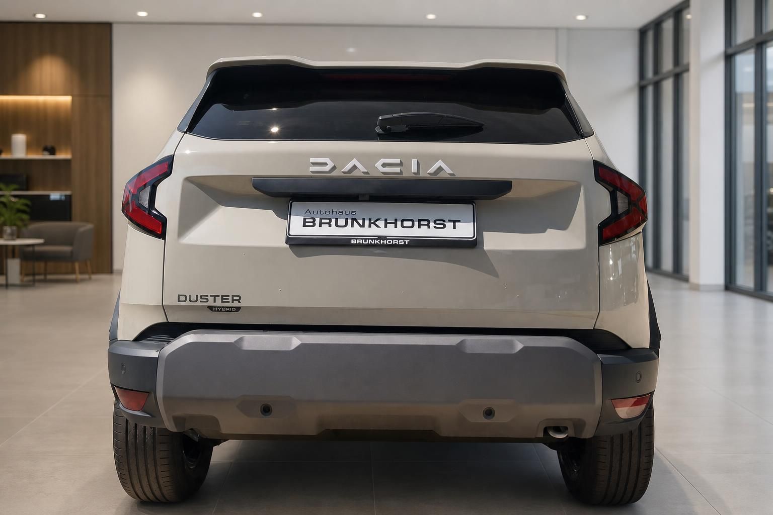 Dacia Duster Hybrid weiss Heckansicht im Showroom Autohaus Brunkhorst