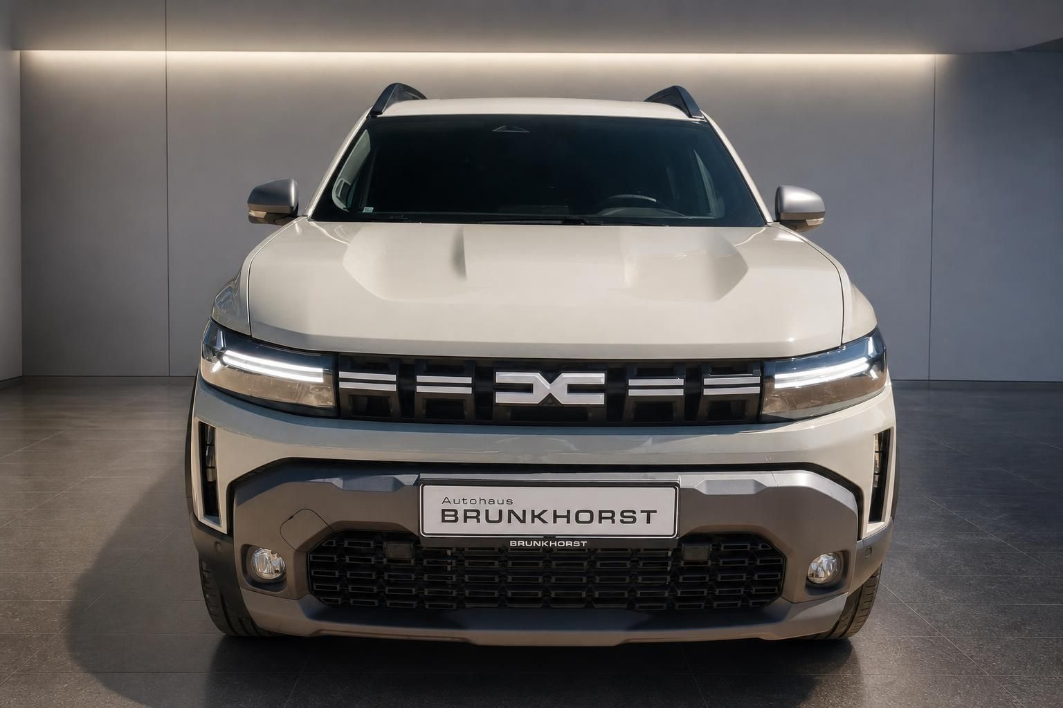 Dacia Duster Hybrid weiss Frontansicht gerade LED-Scheinwerfer Autohaus Brunkhorst