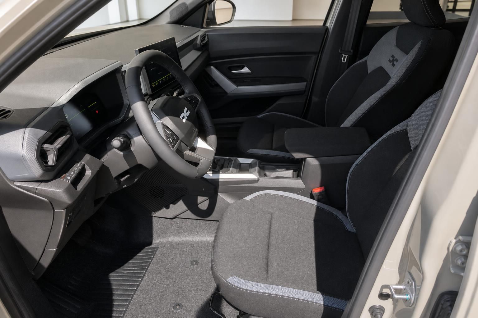 Dacia Duster Hybrid Innenraum Fahrersitz Lenkrad Cockpit Vordersitze grau