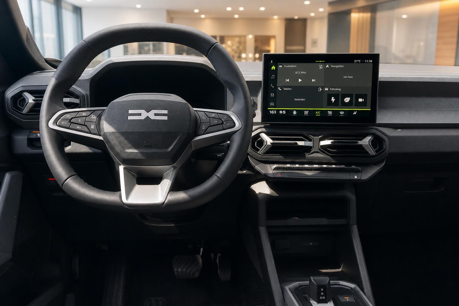 Dacia Duster Hybrid Infotainment Touchscreen Lenkrad Armaturenbrett Innenraum