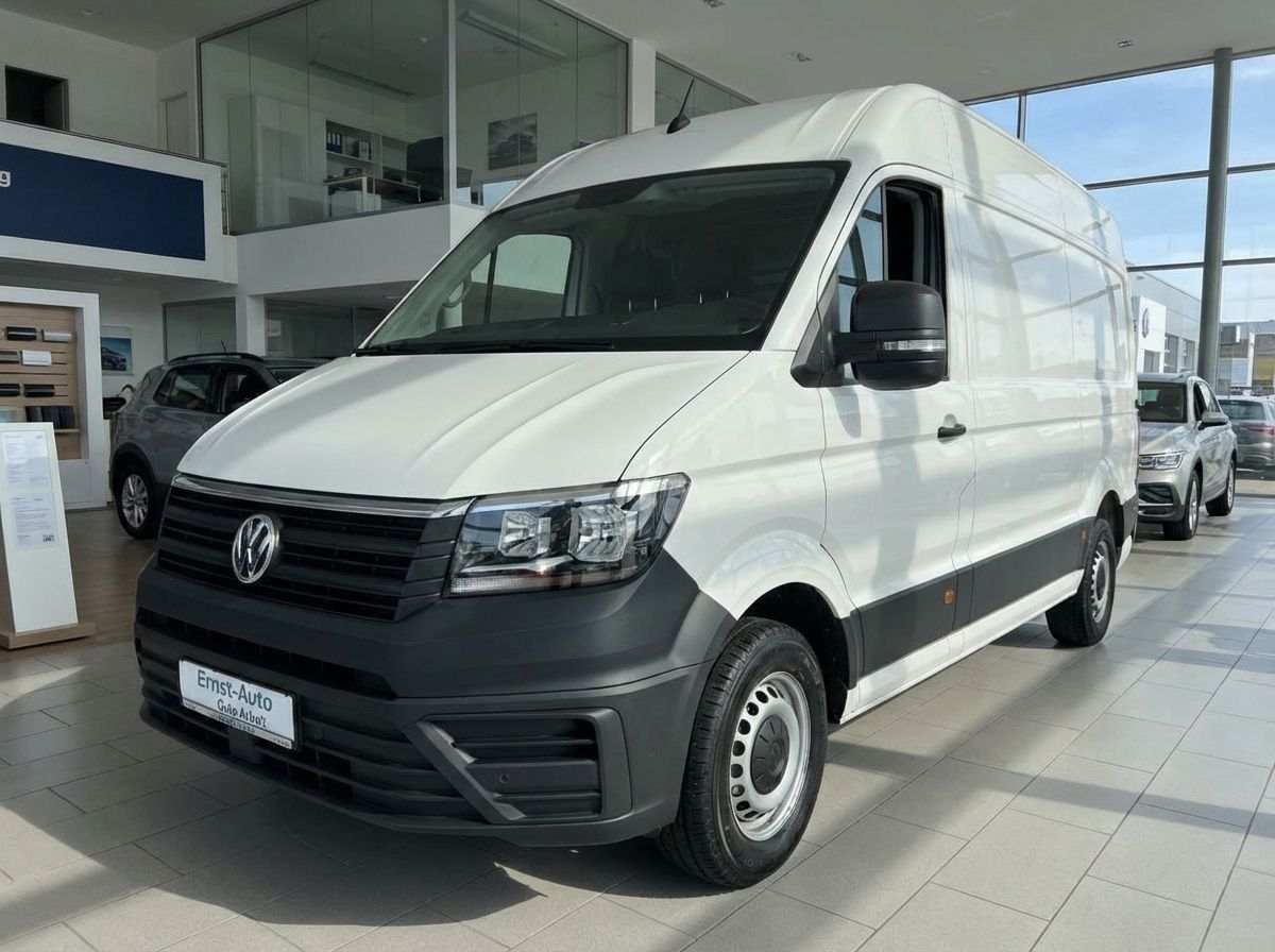 Weißer Volkswagen Crafter Kastenwagen Hochdach im VW Autohaus Ernst-Auto