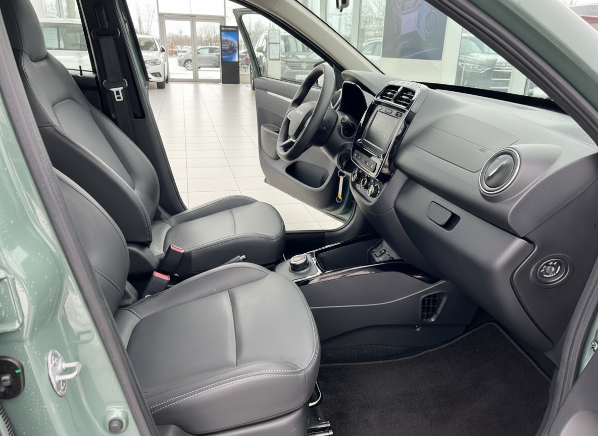 Fahrzeug Innenraum mit schwarzen Ledersitzen, Mittelkonsole und Armaturenbrett in grünem SUV