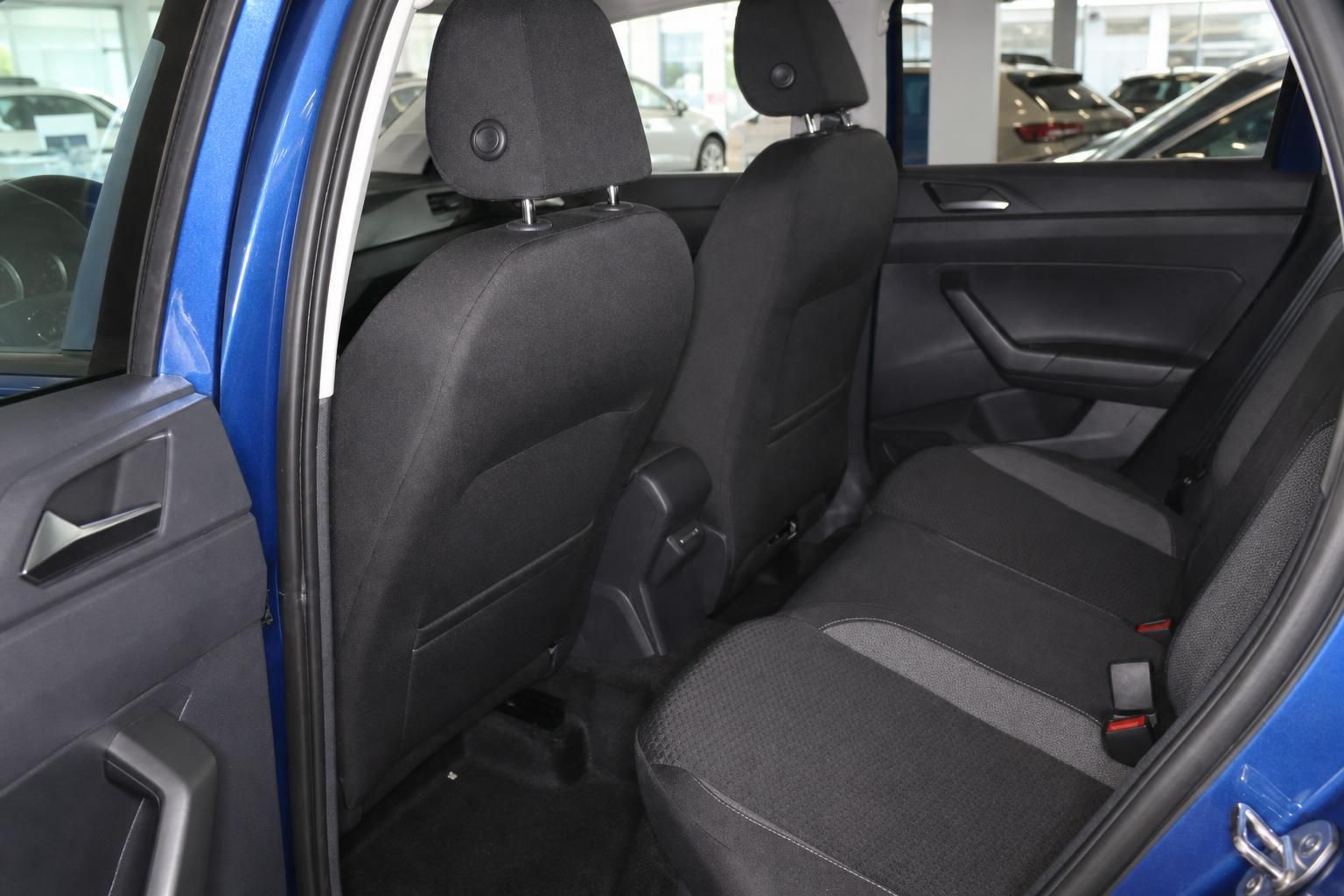 Rücksitzbank im VW mit blauer Außenlackierung, Innenraumansicht