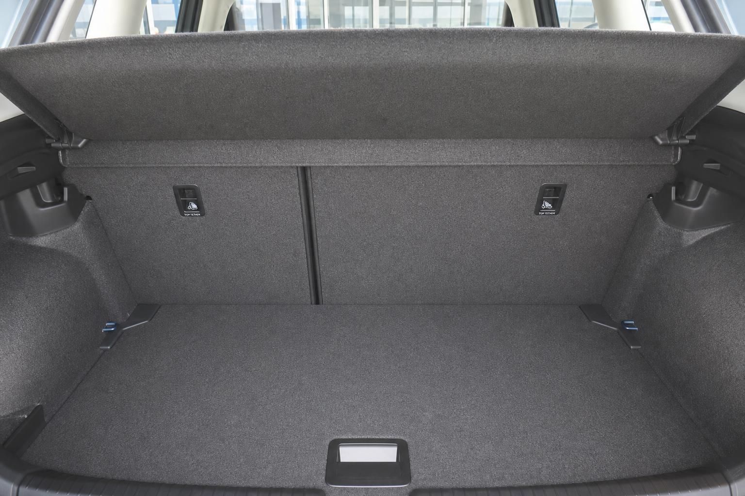 Kofferraum VW mit viel Stauraum und Top-Tether-Befestigungen