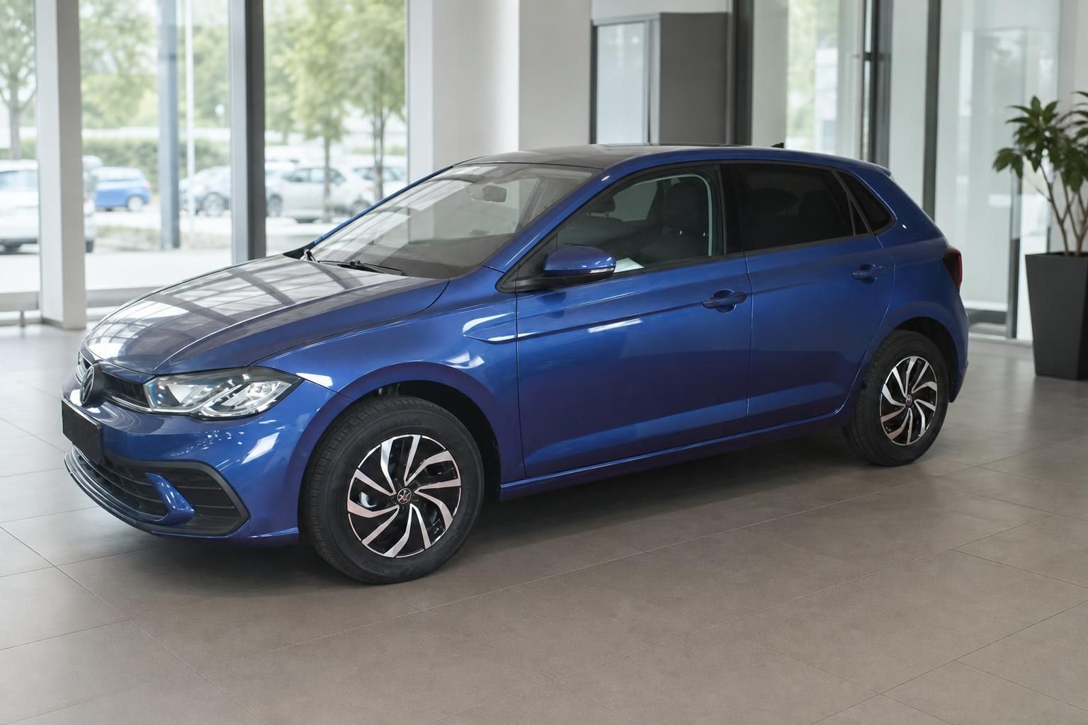 VW Polo blau Frontansicht schraeg im Autohaus