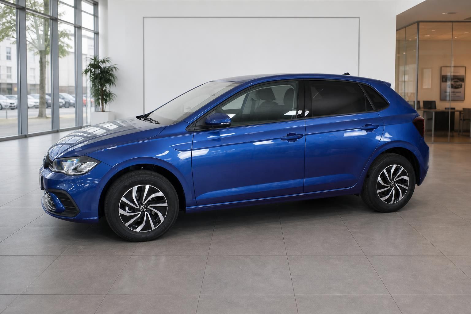 VW Polo blau Seitenansicht im Autohaus Showroom