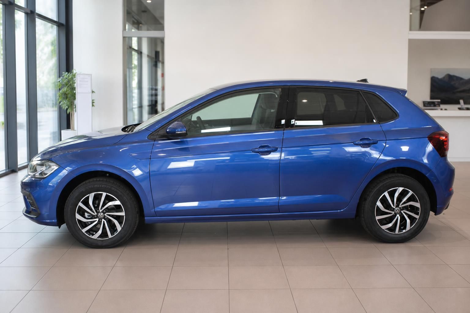 VW Polo blau Seitenansicht im Verkaufsraum