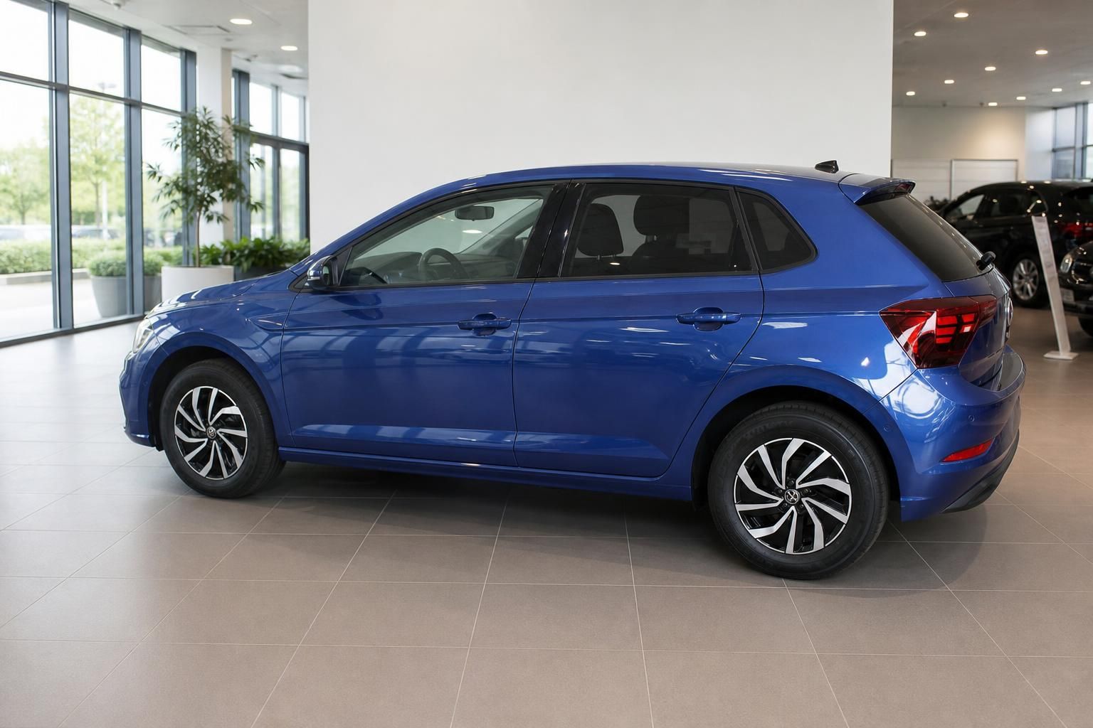 VW Polo blau Heckansicht seitlich im Showroom