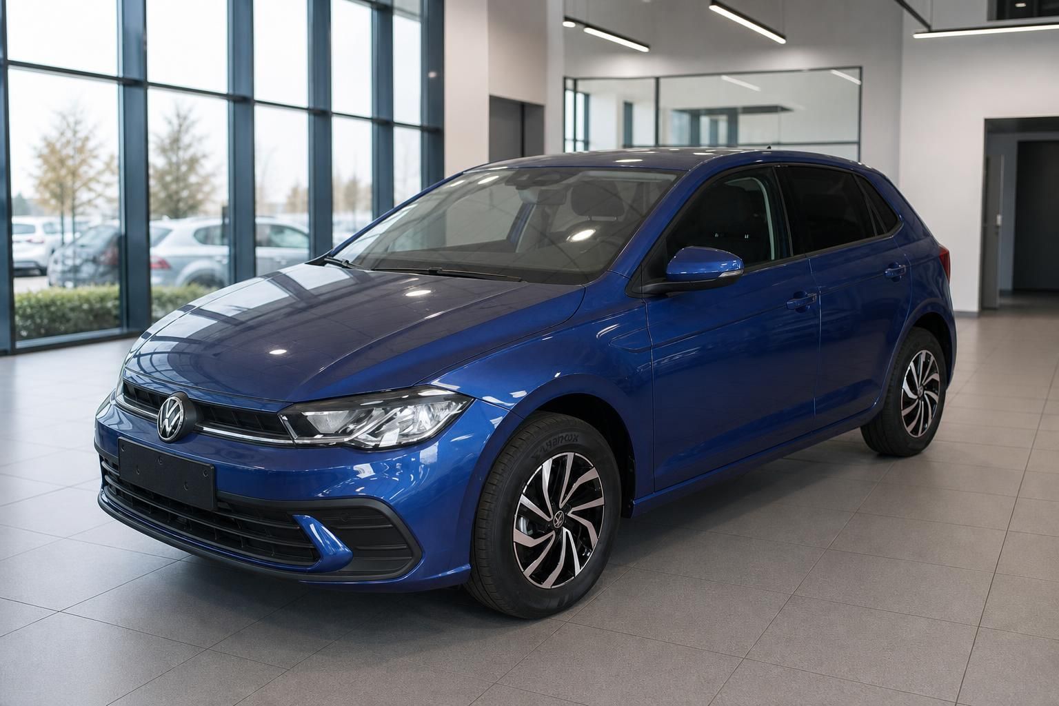 VW Polo blau metallic Frontansicht seitlich im Showroom