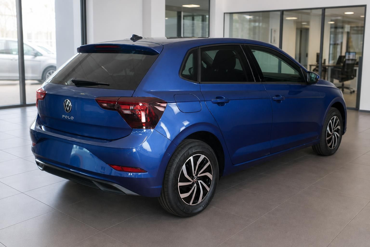VW Polo blau metallic Heckansicht im Autohaus Showroom