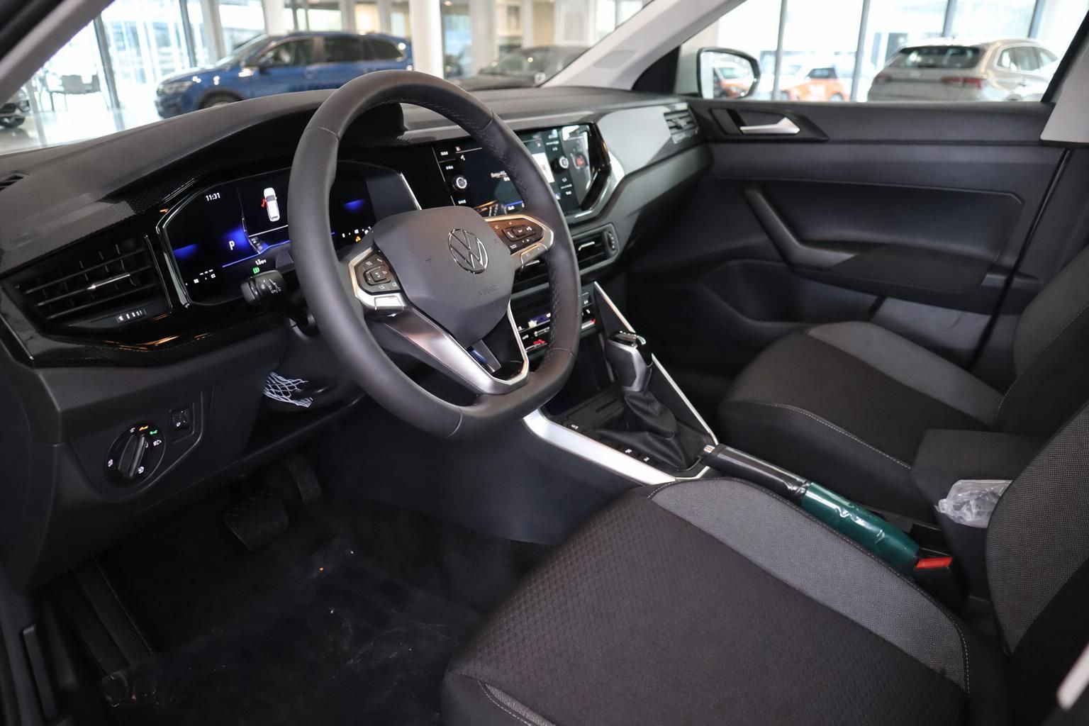 VW Polo Innenraum mit Lenkrad und Cockpit Ansicht