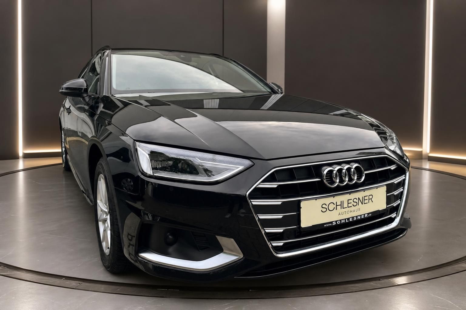 Audi A4 schwarz Frontansicht mit Kühlergrill und Scheinwerfern