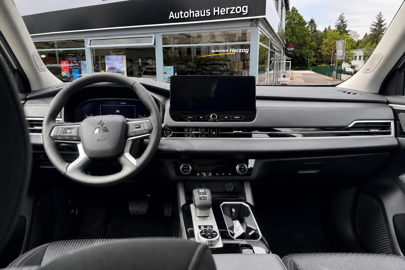 Mitsubishi Outlander Innenraum Cockpit mit Lenkrad und Touchscreen