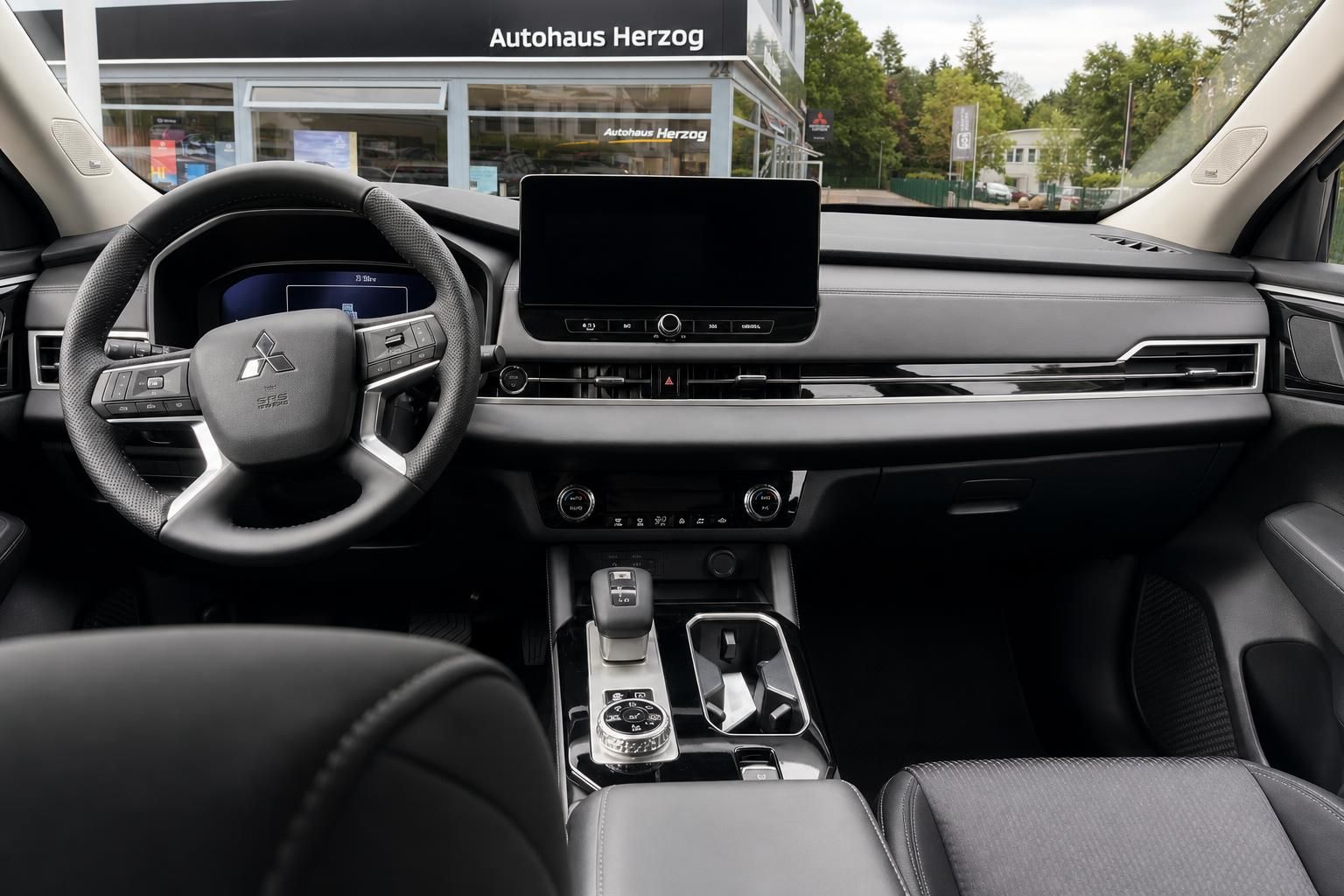 Mitsubishi Cockpit mit Lenkrad und Infotainment-Display, Innenraumansicht