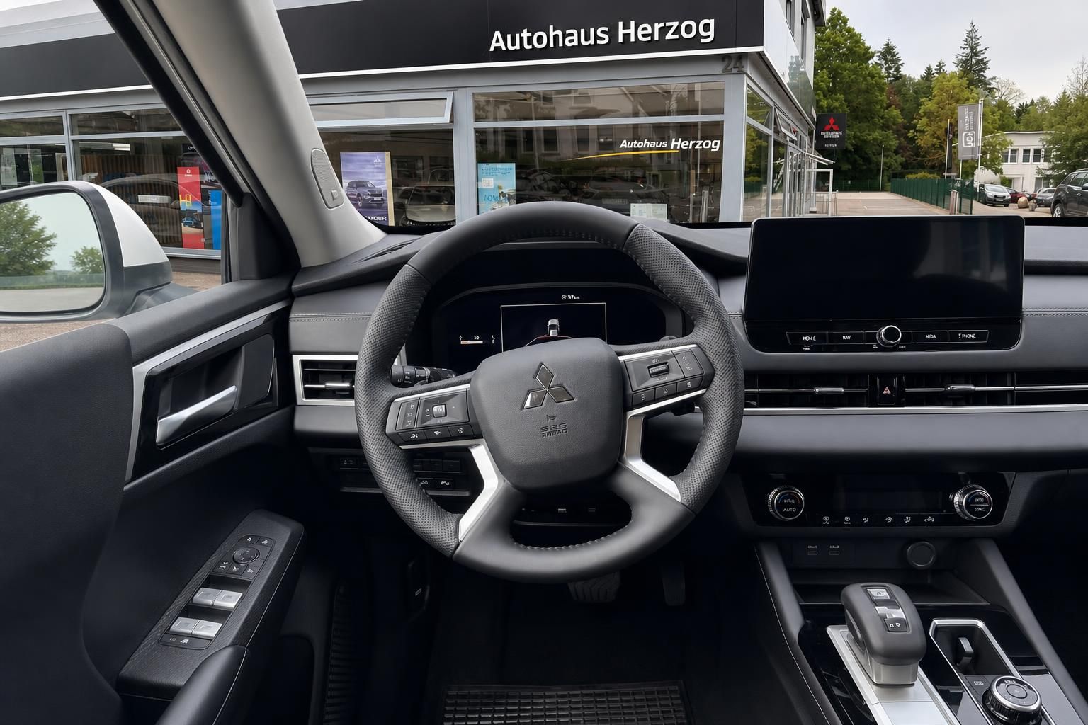 Mitsubishi Lenkrad und Armaturenbrett im Detail, Innenraum des Fahrzeugs