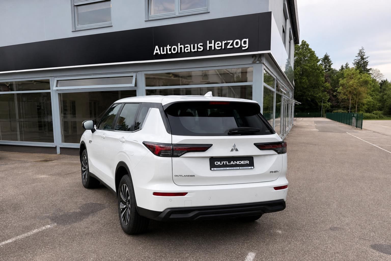 Mitsubishi Outlander PHEV weiß Heck-Seitenansicht Autohaus Herzog
