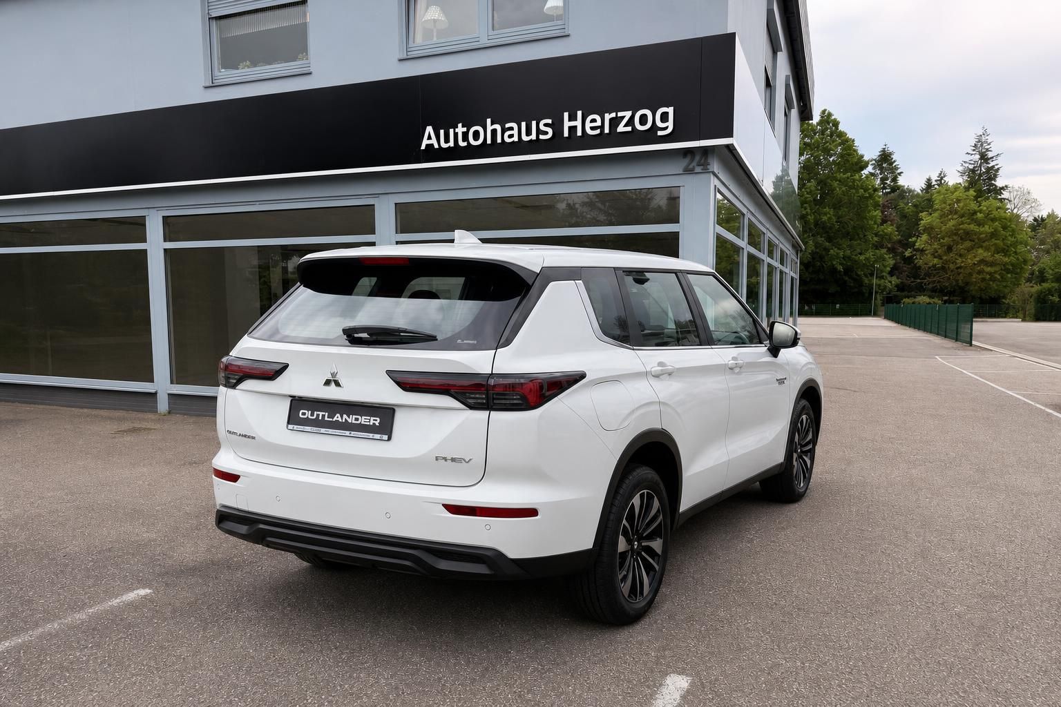 Mitsubishi Outlander PHEV weiß Heckansicht beim Autohaus Herzog