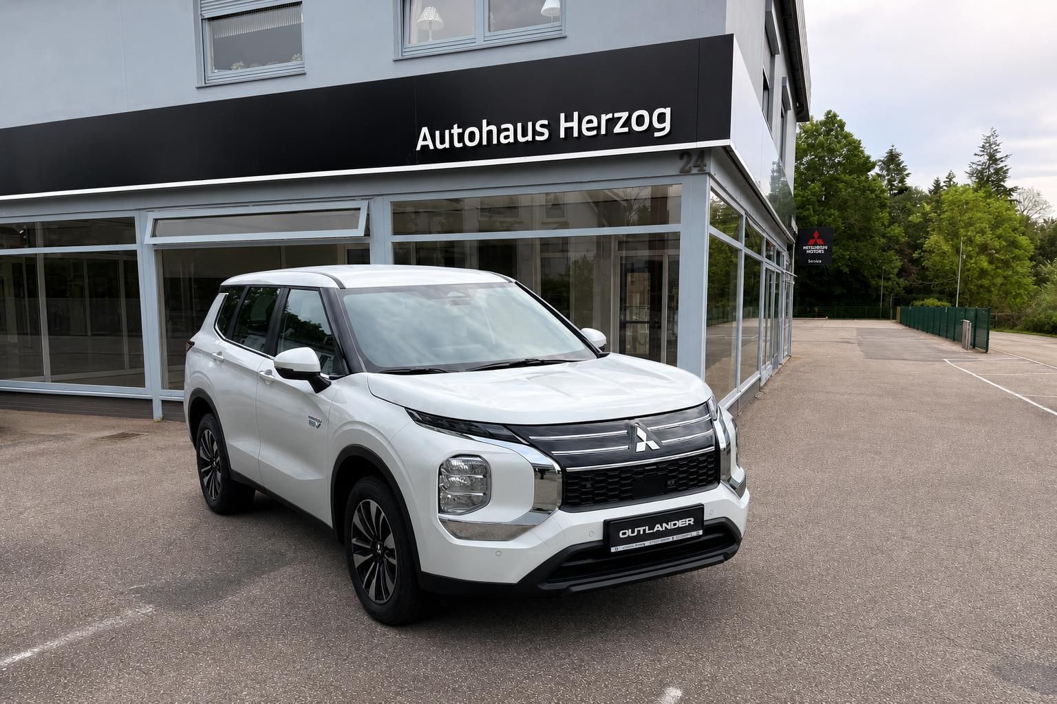 Mitsubishi Outlander PHEV weiß Frontansicht schräg vor Autohaus