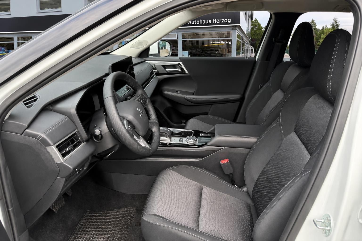 Mitsubishi Outlander Innenraum Vordersitze und Armaturenbrett Detail