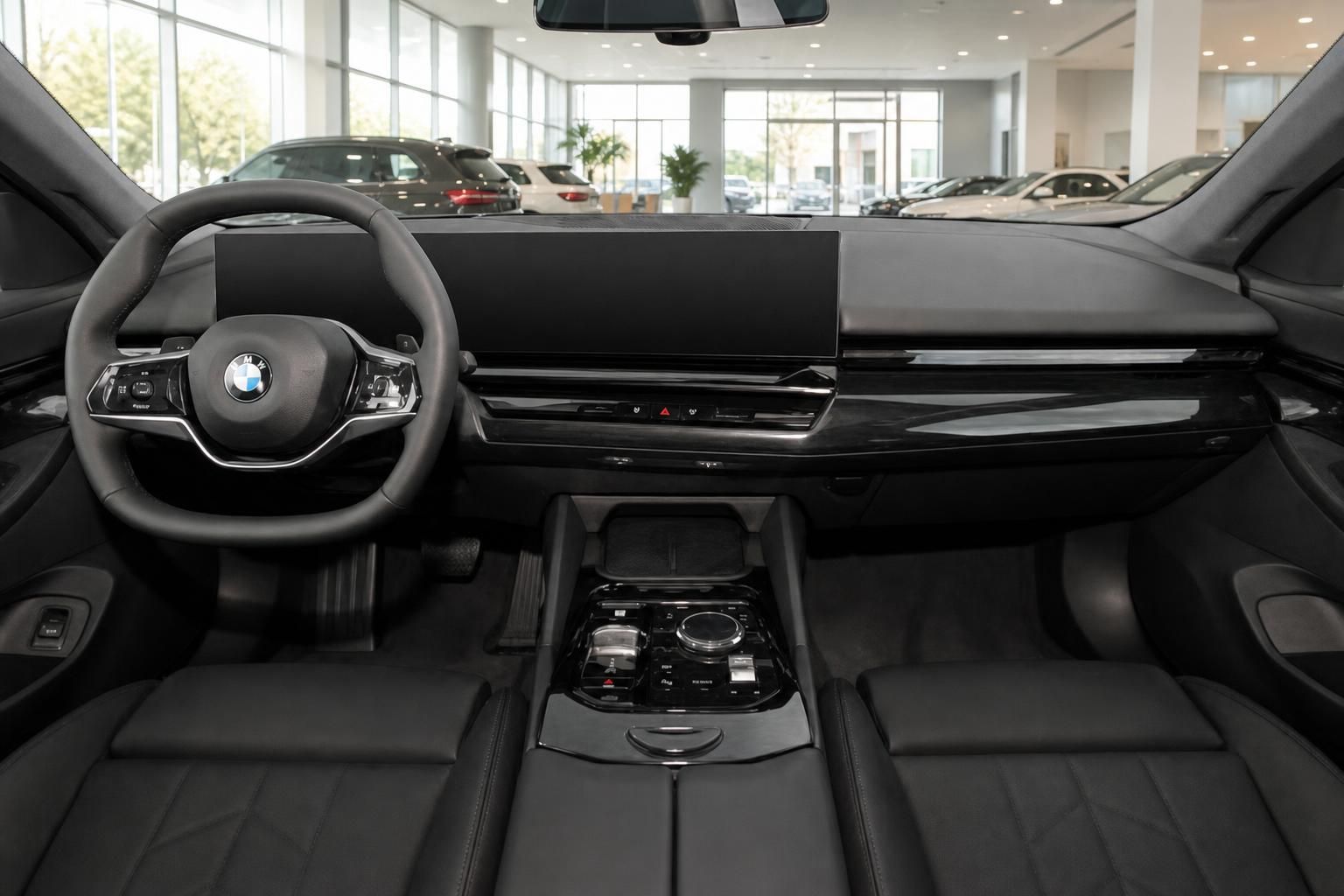 BMW Innenraum mit schwarzem Lederinterieur und digitalem Cockpit