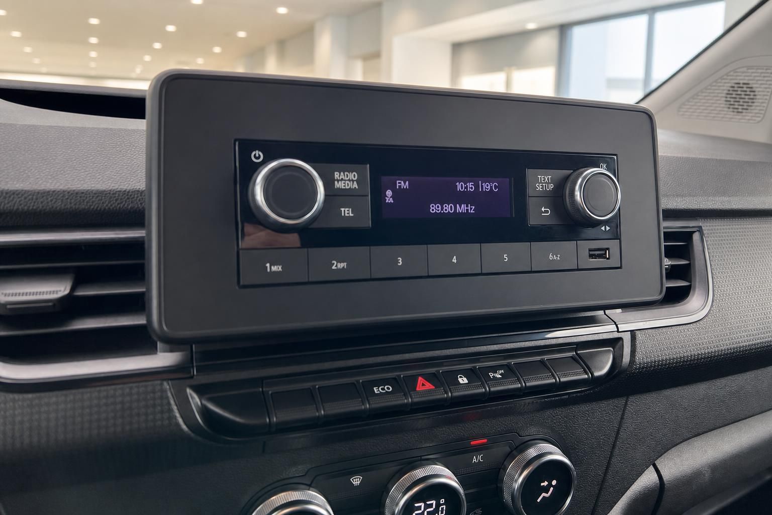 Radio-Display im Armaturenbrett zeigt UKW-Sender 89.80 MHz und Uhrzeit an