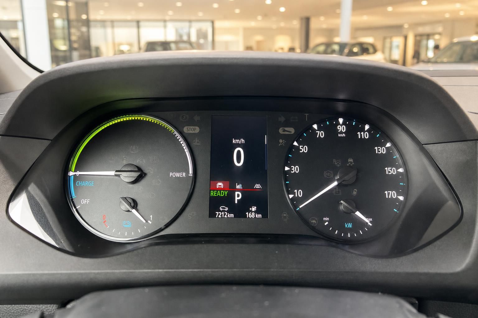 Elektrofahrzeug Armaturenbrett mit digitalem Display und Batterieladeanzeige in grauem Innenraum