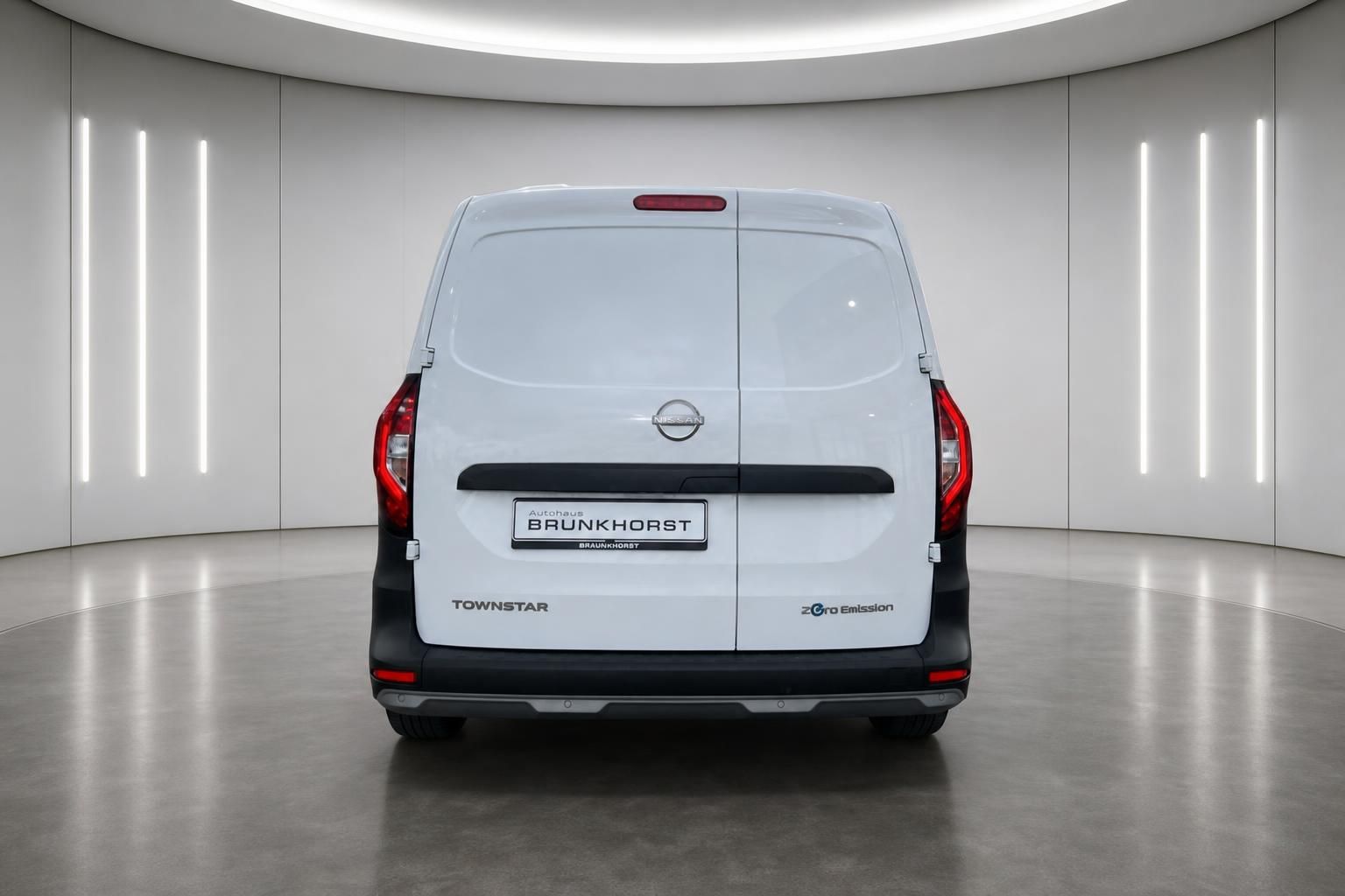 Nissan Townstar Heckansicht weiß - Rücklichter und Hecktüren im modernen Showroom