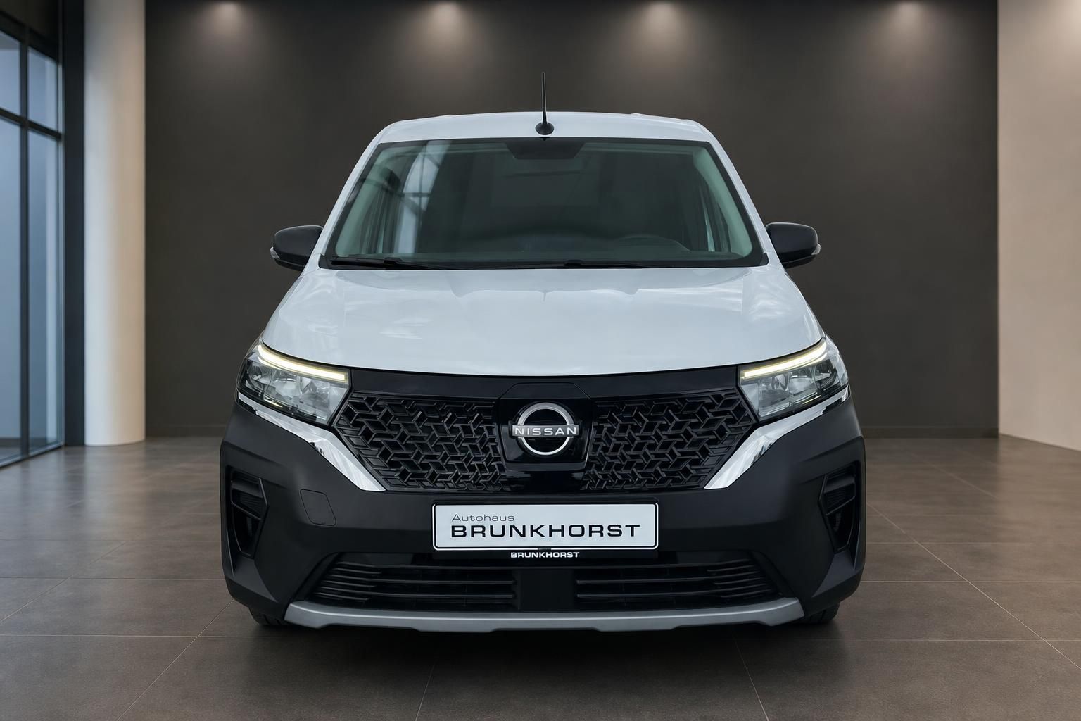 Nissan Townstar Frontansicht weiß - LED-Scheinwerfer und V-Motion Kühlergrill