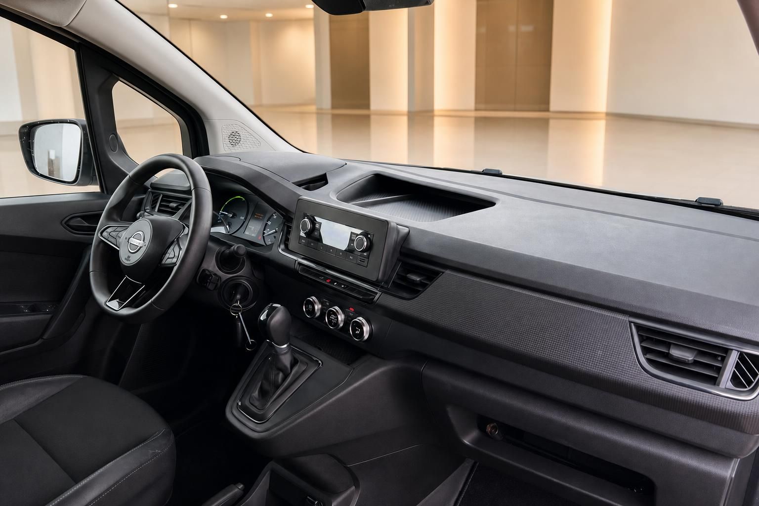 Cockpit Innenraum mit Lenkrad, Schaltung und digitalem Display in modernem Fahrzeug