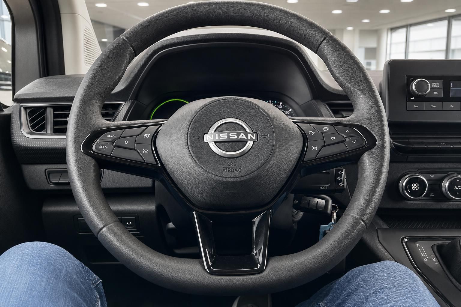 Nissan Townstar Cockpit - Multifunktionslenkrad mit Bedienknöpfen und Digitalanzeige
