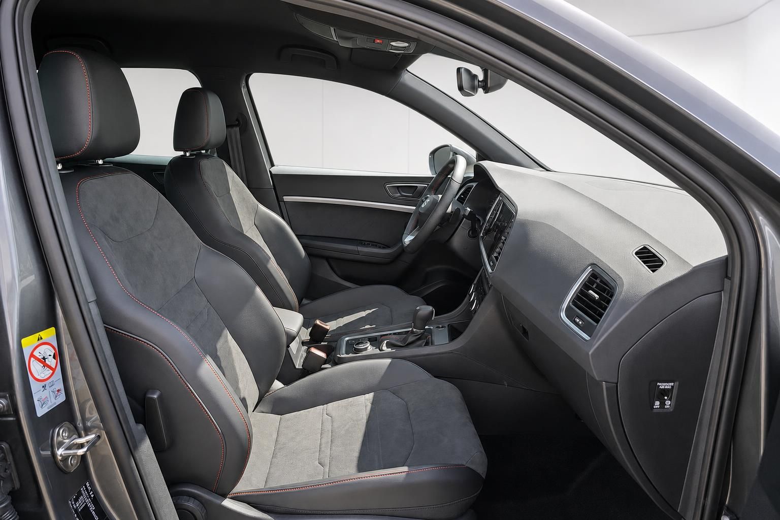 Seat Leon Innenraum mit Sportsitzen in Schwarz und roten Kontrastnähten