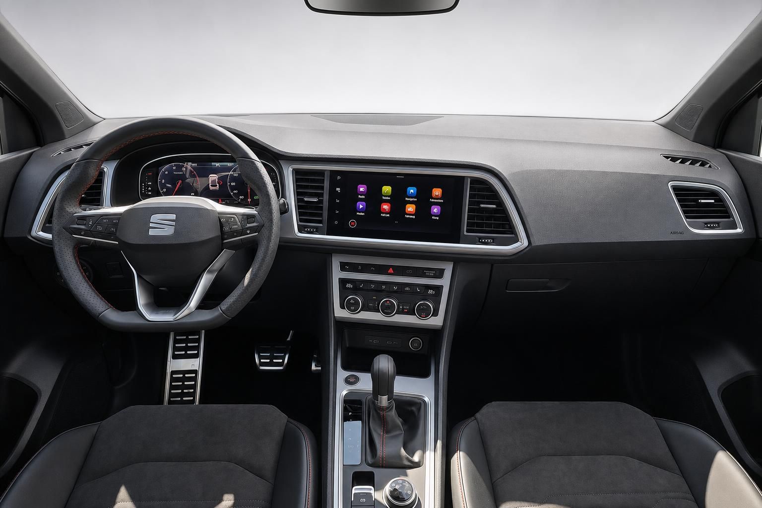 Seat Ateca Innenraum mit Cockpit, Lenkrad und Touchscreen