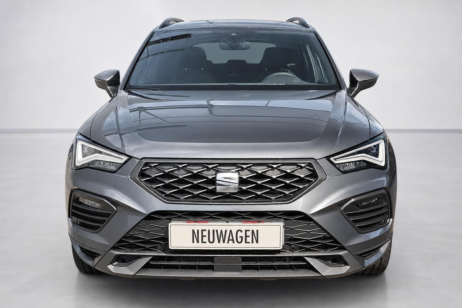 SEAT Ateca SUV Frontansicht mit Kuehlergrill und LED-Scheinwerfern