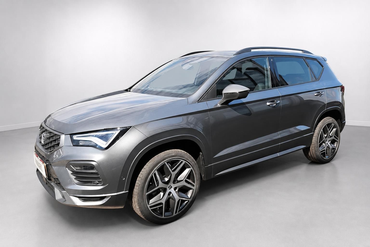 SEAT Ateca SUV in Grau Frontansicht schraeg mit Panoramadach