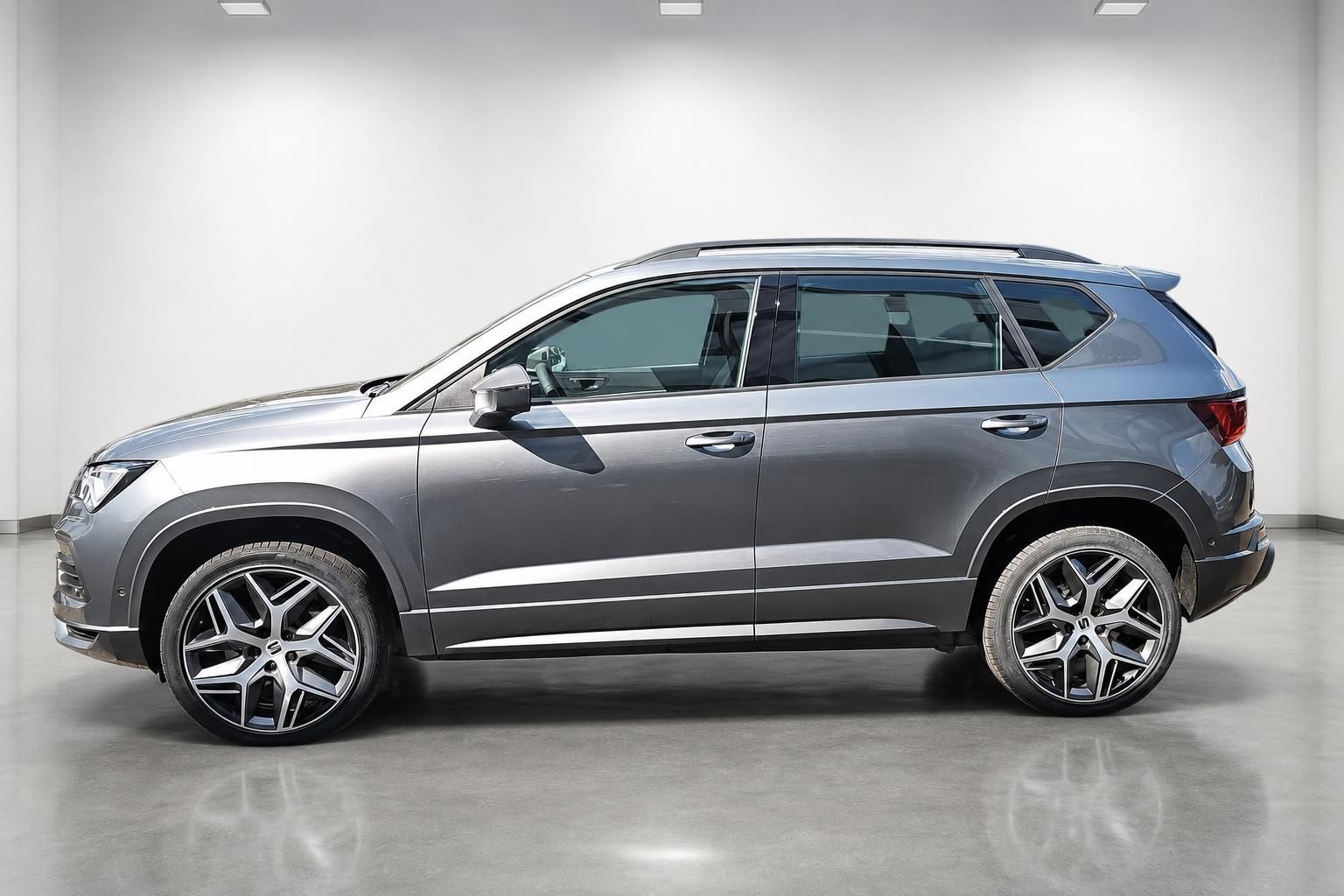 SEAT Ateca SUV Seitenansicht grau mit Panoramadach und Alufelgen
