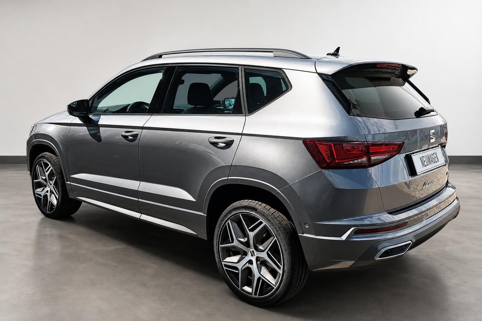 SEAT Ateca SUV grau Heckansicht seitlich mit Alufelgen