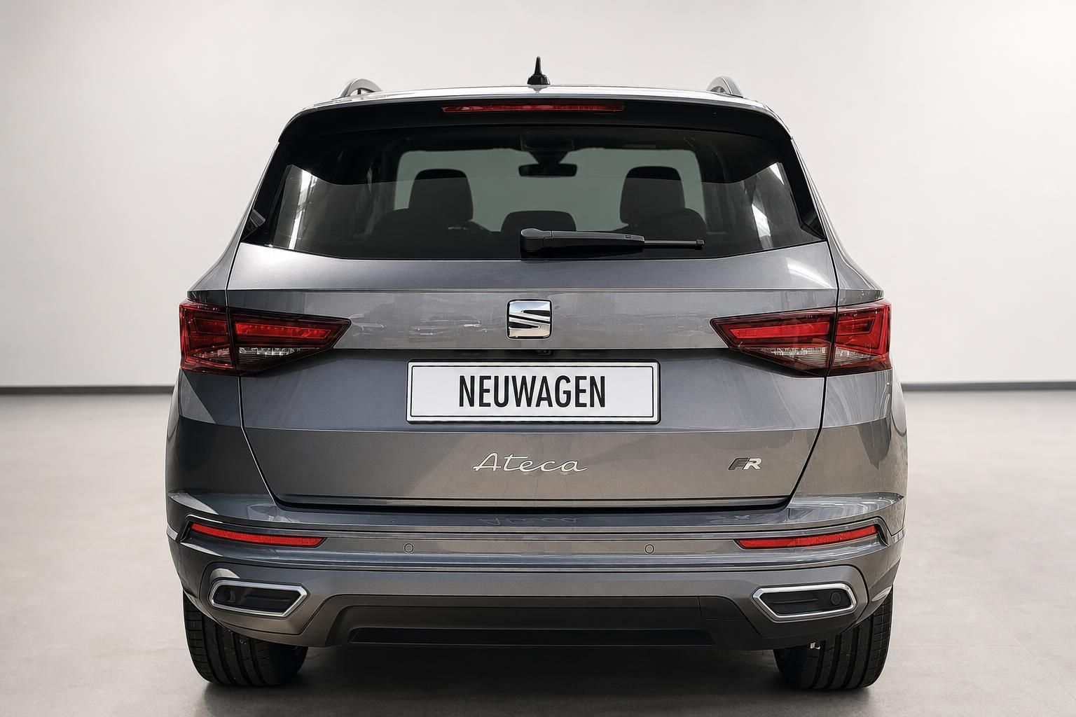 Seat Ateca FR Neuwagen Heckansicht in Grau, Studioaufnahme