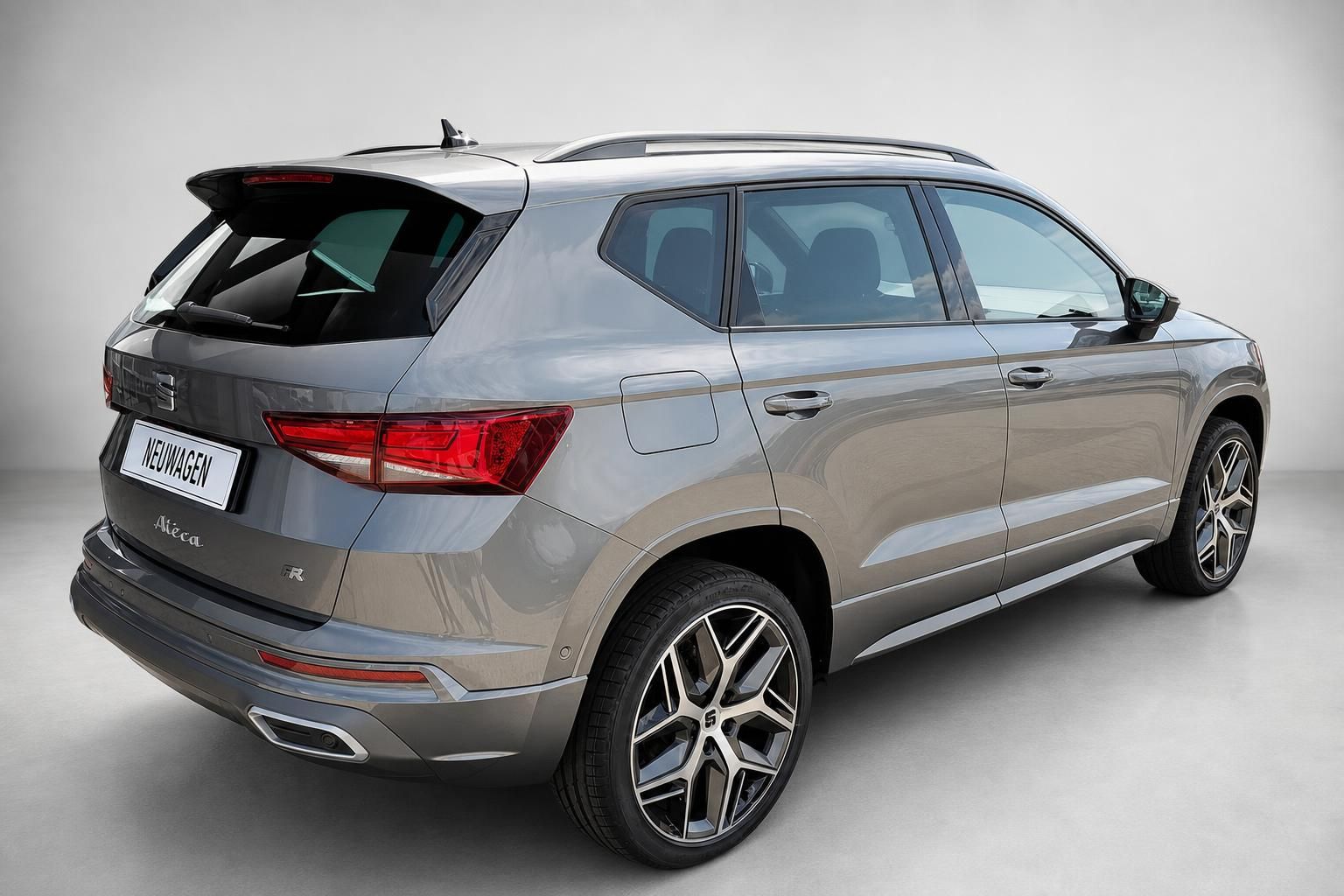 Seat Ateca FR Neuwagen Heck-Seitenansicht, SUV in Grau-Beige