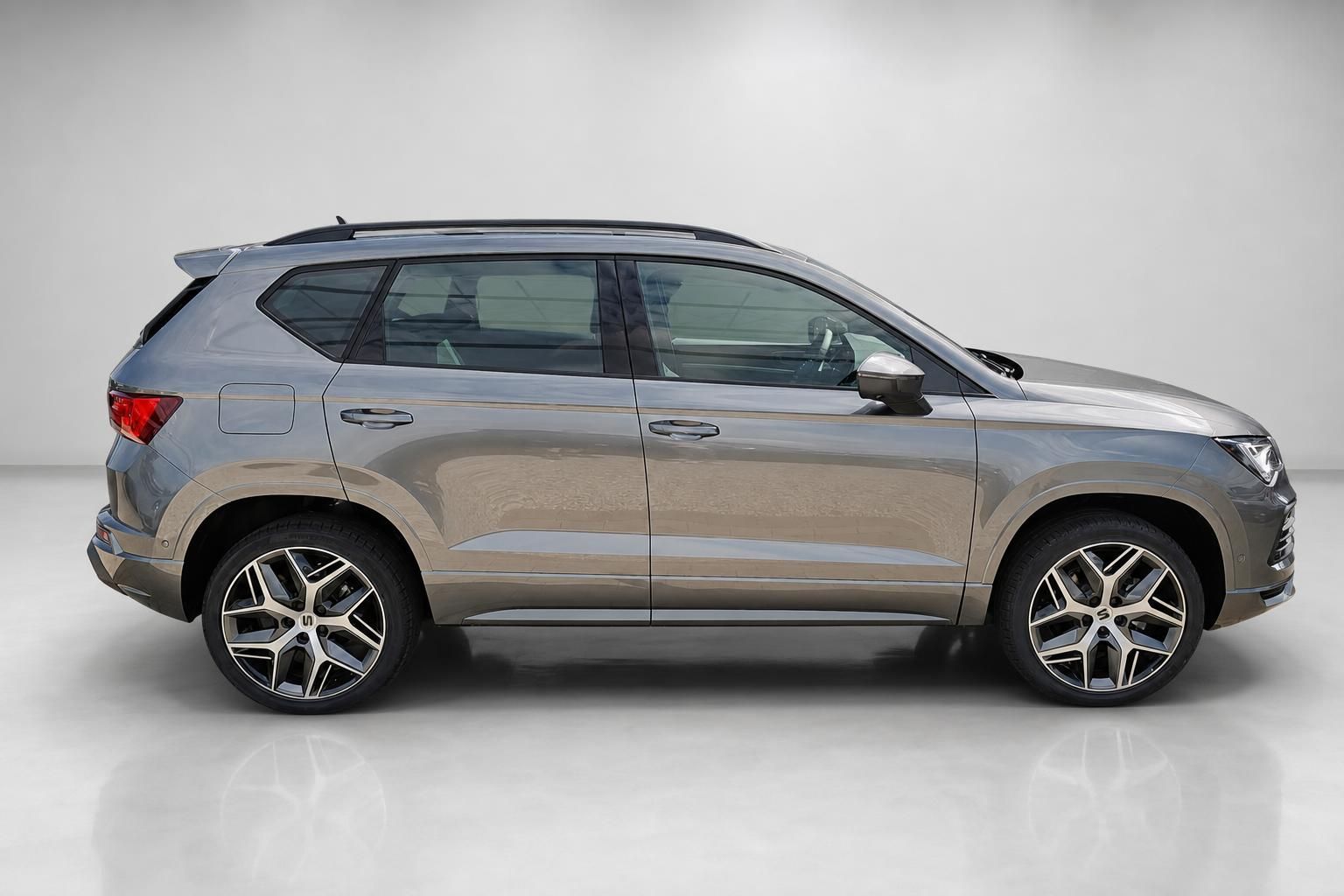Seat Ateca FR Seitenansicht, SUV in Grau-Beige mit Alufelgen