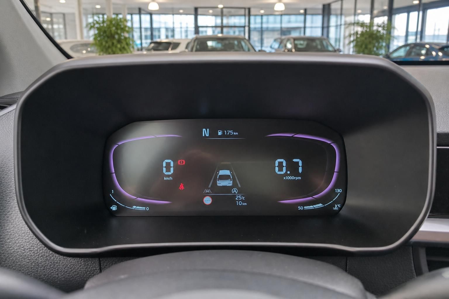 Digitales Kombiinstrument mit Tacho und Fahrassistenz-Anzeige