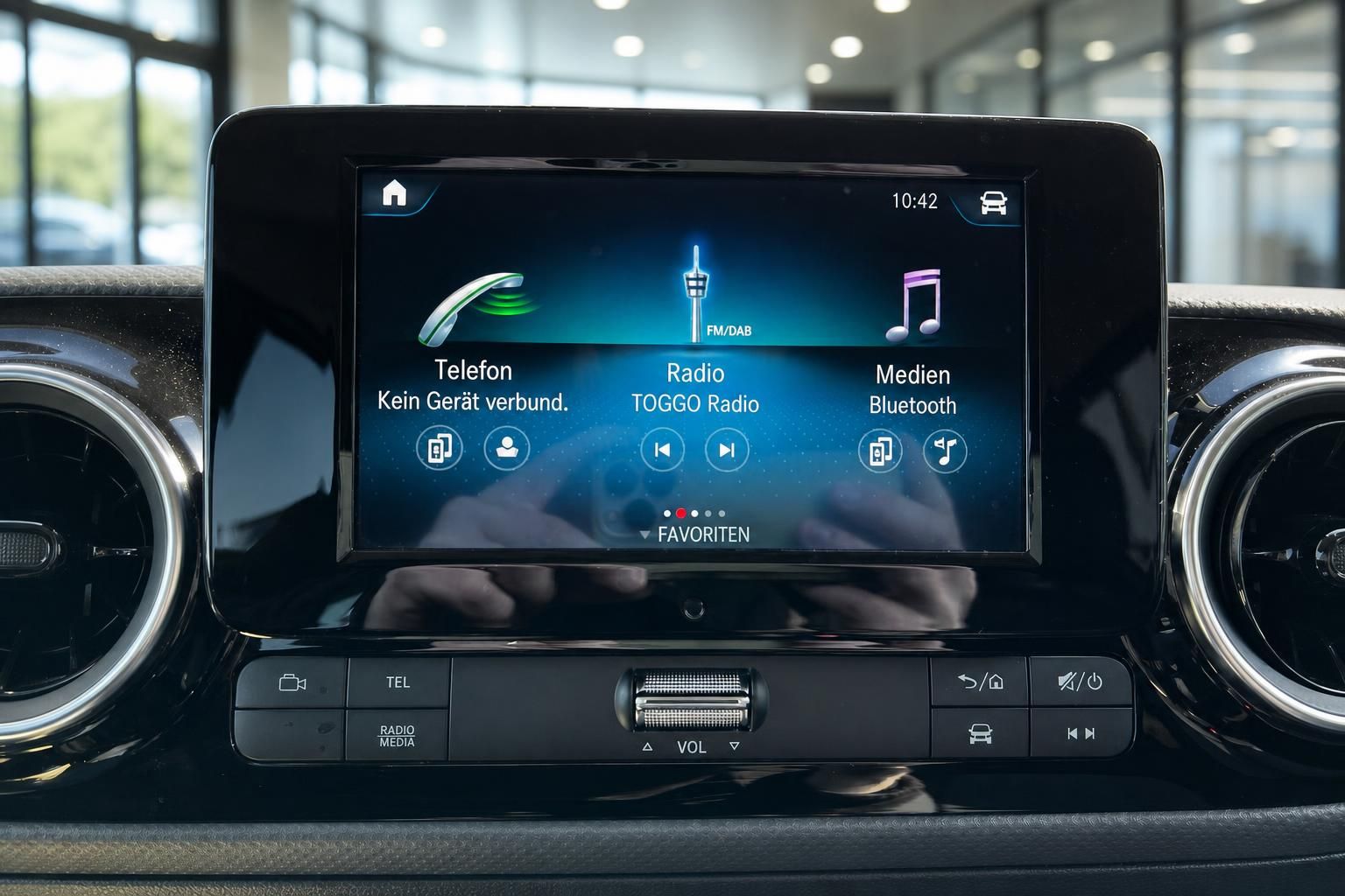 Fahrzeug Infotainment-System Display mit Radio- und Medien-Menü im Armaturenbrett