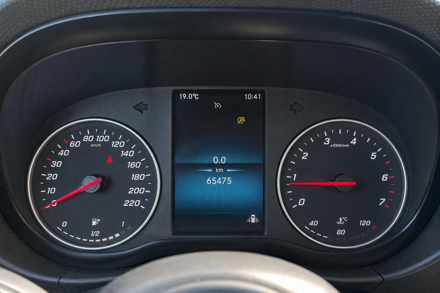Fahrzeug Armaturenbrett mit Tacho und Drehzahlmesser zeigt 65475 km Laufleistung an