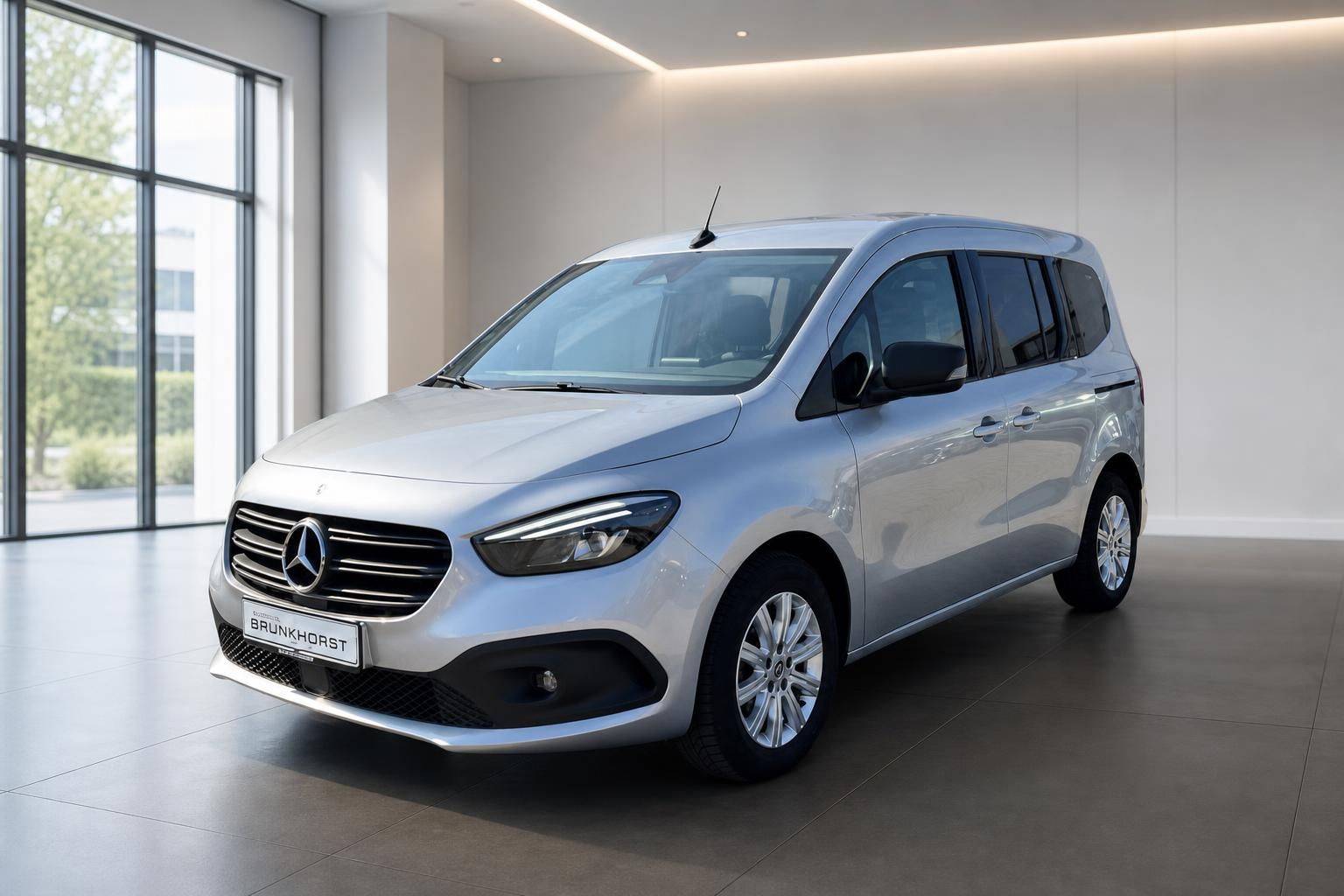Mercedes Citan Tourer silber im Autohaus - Kompakt-Van Seitenansicht mit modernem Design